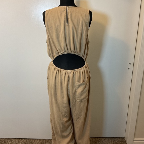 17. Universal Thread Tan V-Neck Jumpsuit With Open Back Cutout Size Large - Picture 7 of 7